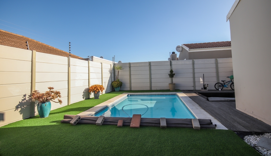 3 Bedroom Property for Sale in Parklands East Western Cape